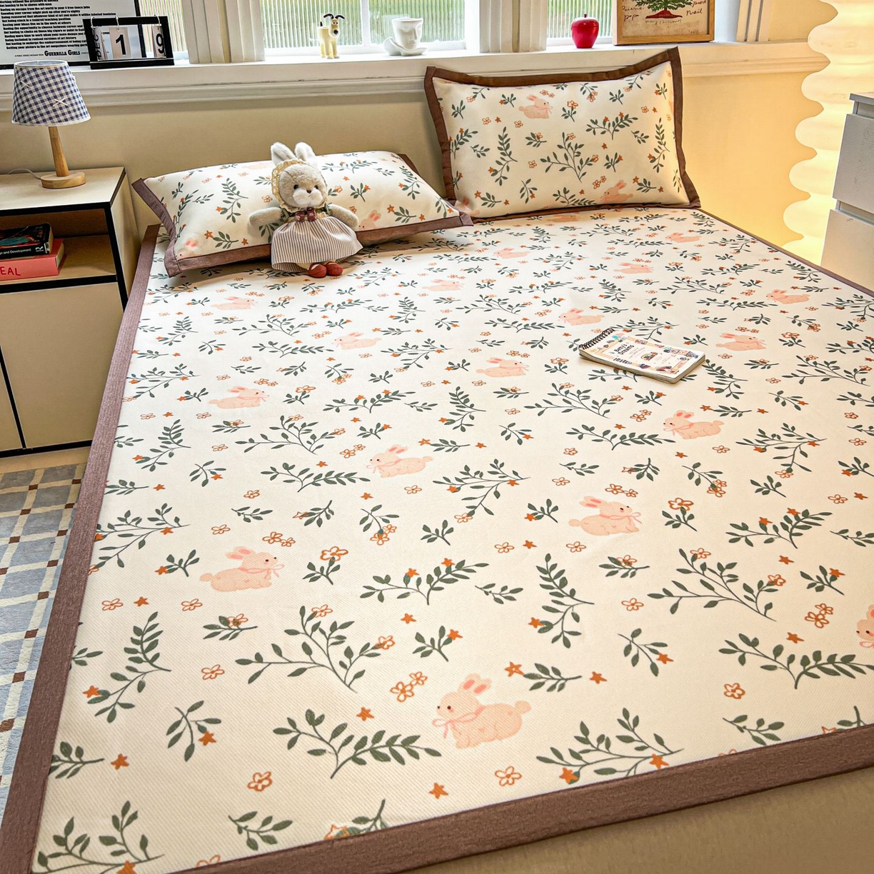 91家纺网 家纺一手货源 找家纺 女子家纺 2026新款费尔岛风冰丝凉席 叶叶兔眠