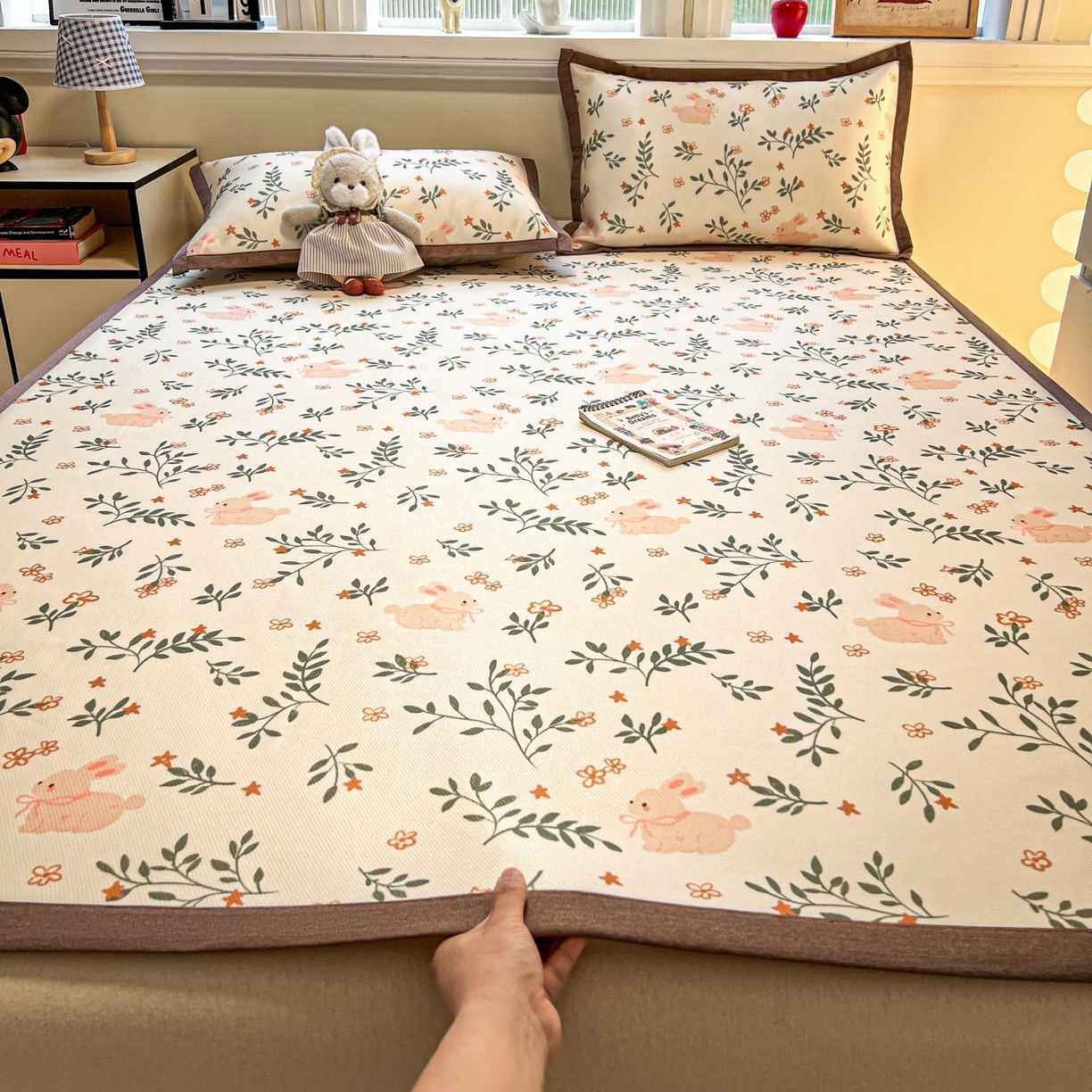 91家纺网 家纺一手货源 找家纺 女子家纺 2026新款费尔岛风冰丝凉席 叶叶兔眠