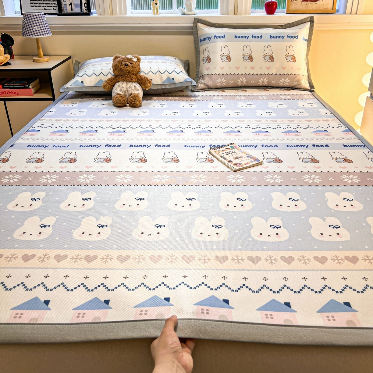 91家纺网 家纺一手货源 找家纺 女子家纺 2026新款费尔岛风冰丝凉席 蓝兔奶冻