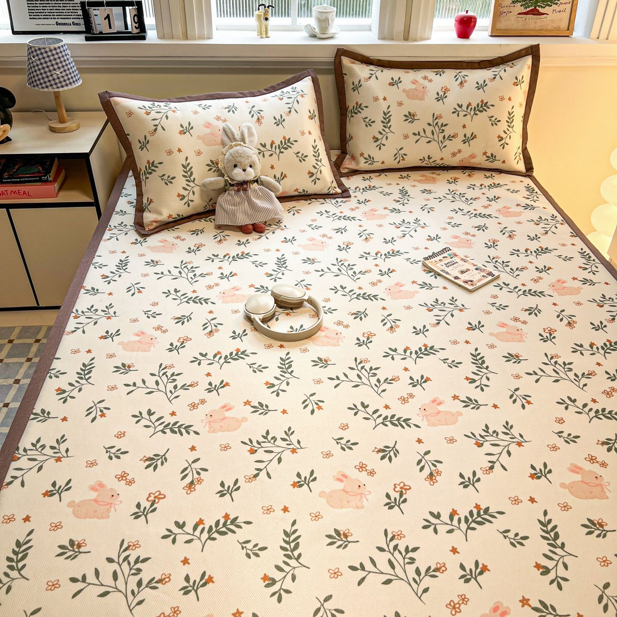 91家纺网 家纺一手货源 找家纺 女子家纺 2026新款费尔岛风冰丝凉席 叶叶兔眠