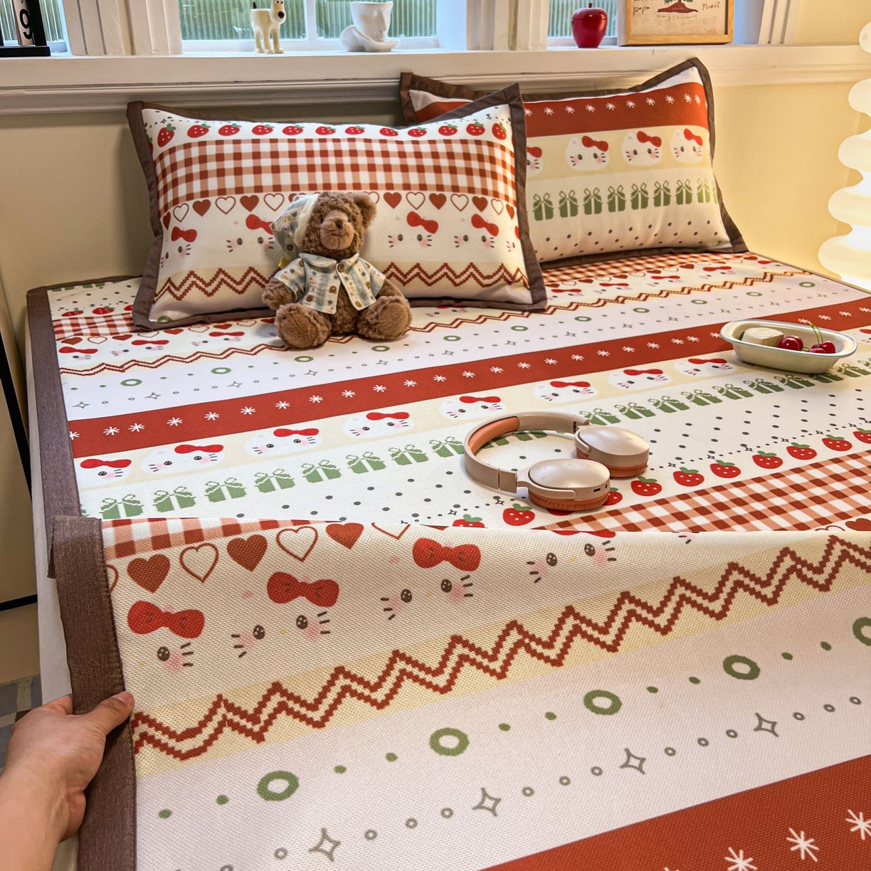 91家纺网 家纺一手货源 找家纺 女子家纺 2026新款费尔岛风冰丝凉席 红调猫咪