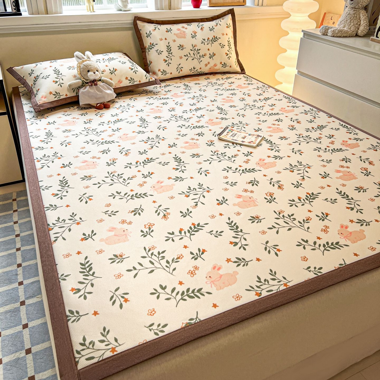 91家纺网 家纺一手货源 找家纺 女子家纺 2026新款费尔岛风冰丝凉席 叶叶兔眠