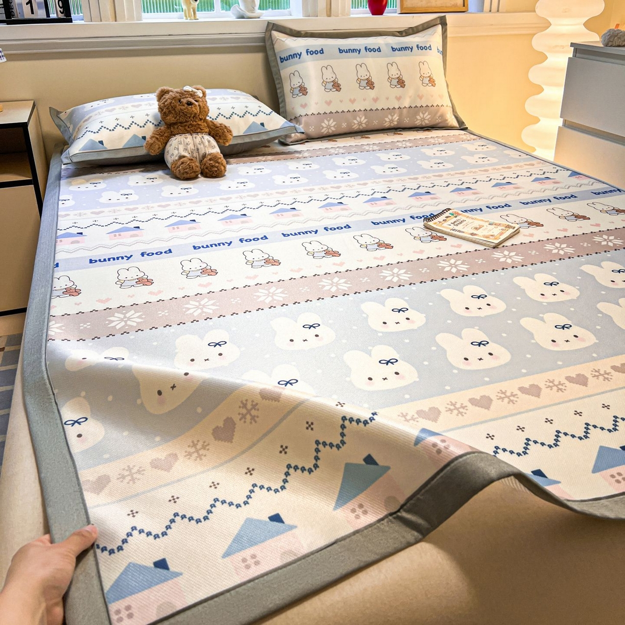 91家纺网 家纺一手货源 找家纺 女子家纺 2026新款费尔岛风冰丝凉席 蓝兔奶冻