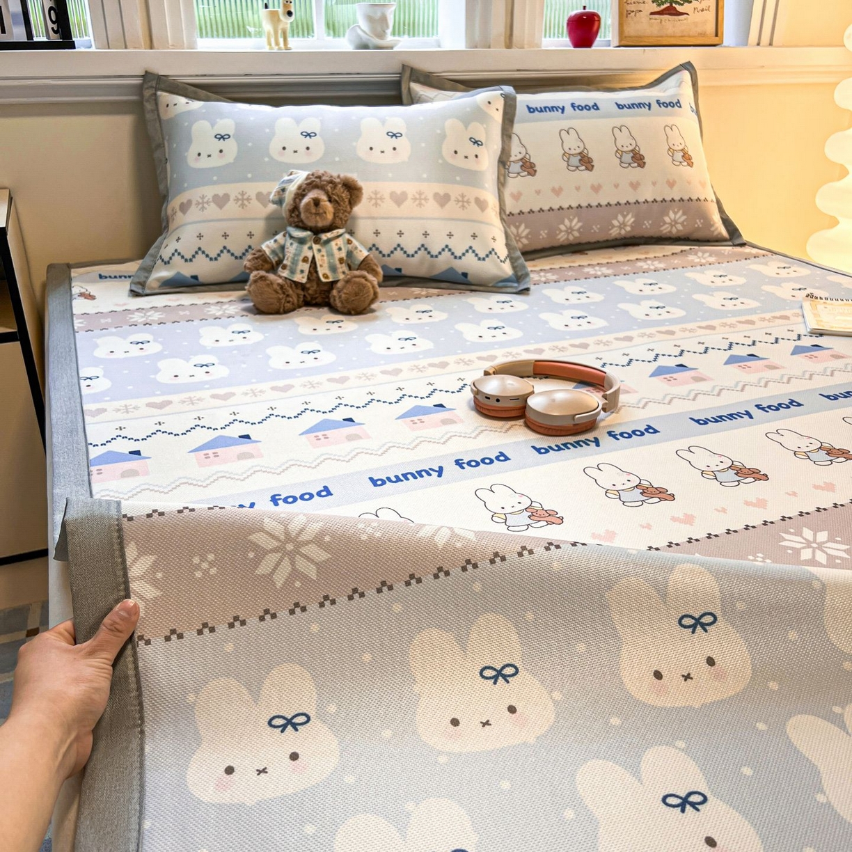 91家纺网 家纺一手货源 找家纺 女子家纺 2026新款费尔岛风冰丝凉席 蓝兔奶冻