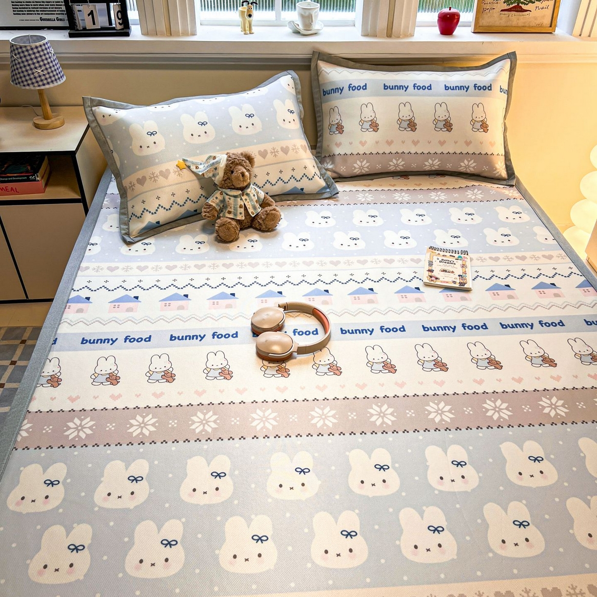 91家纺网 家纺一手货源 找家纺 女子家纺 2026新款费尔岛风冰丝凉席 蓝兔奶冻