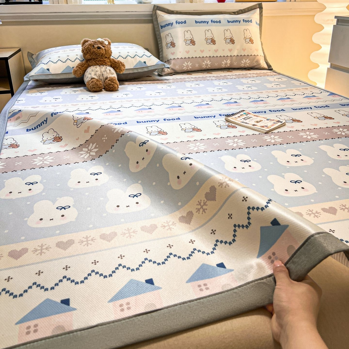 91家纺网 家纺一手货源 找家纺 女子家纺 2026新款费尔岛风冰丝凉席 蓝兔奶冻