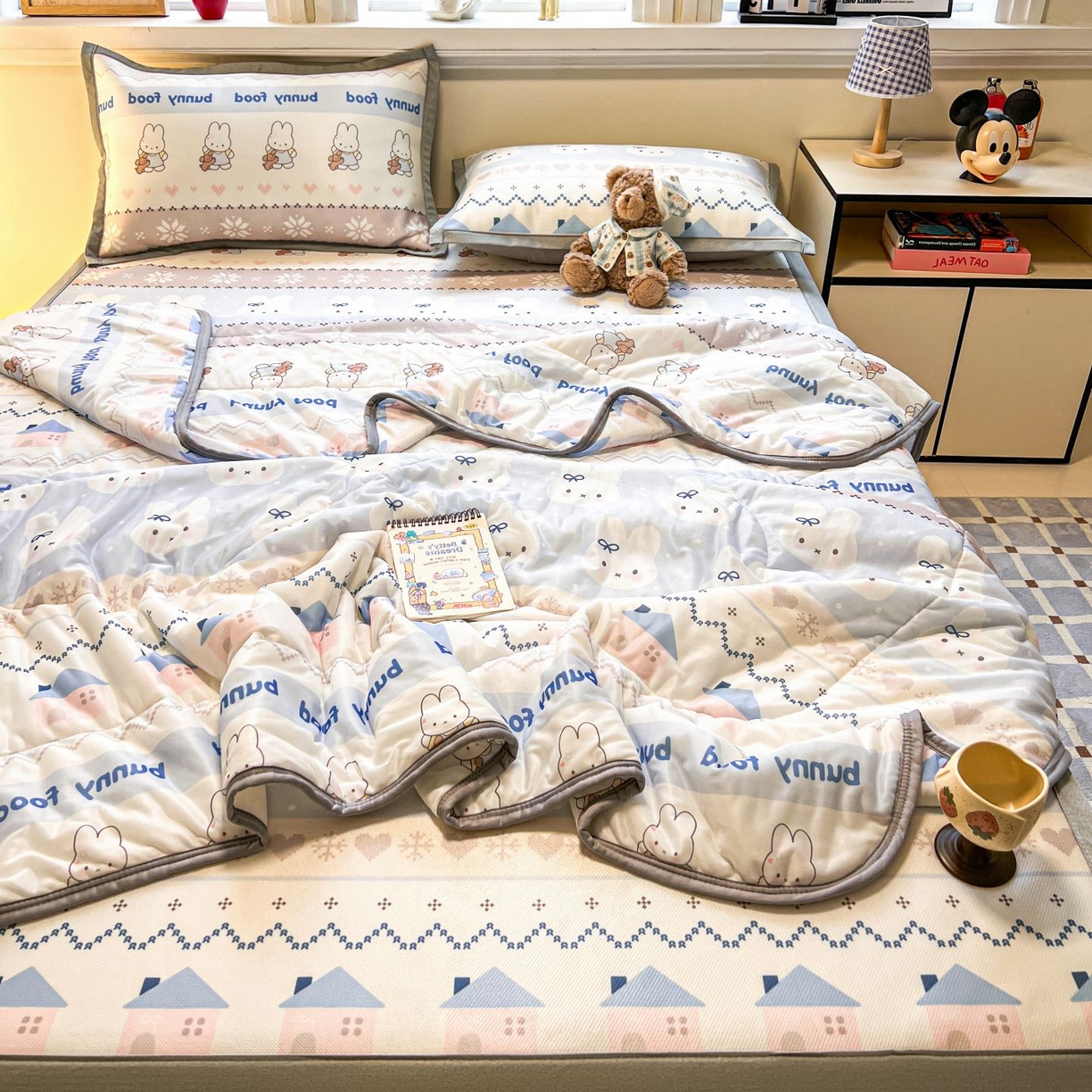 91家纺网 家纺一手货源 找家纺 女子家纺 2026新款费尔岛风冰丝凉席夏被套件系列 蓝兔奶冻