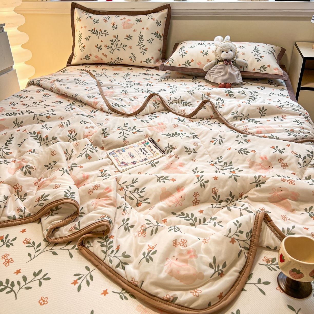 91家纺网 家纺一手货源 找家纺 女子家纺 2026新款费尔岛风冰丝凉席夏被套件系列 叶叶兔眠