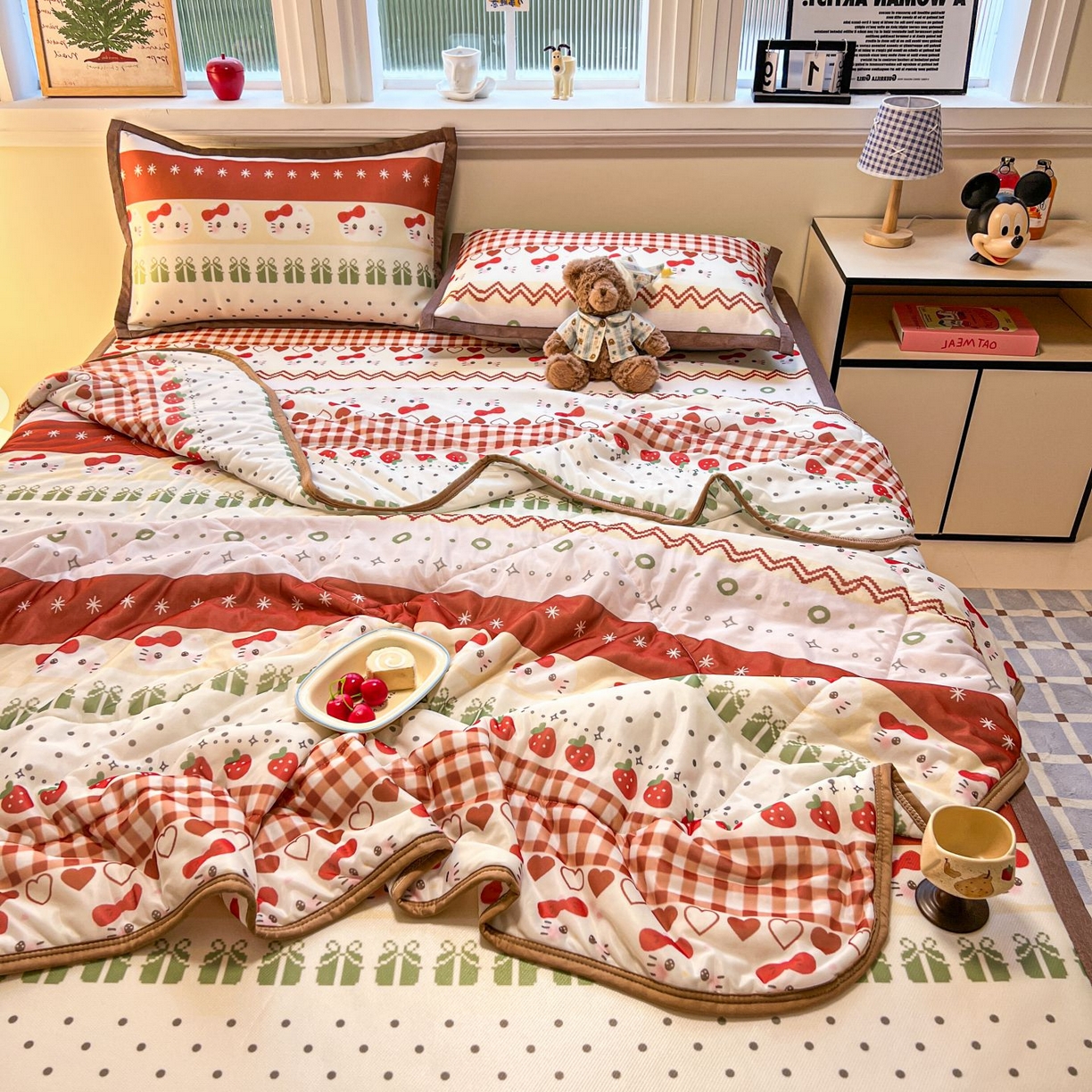 91家纺网 家纺一手货源 找家纺 女子家纺 2026新款费尔岛风冰丝凉席夏被套件系列 红调猫咪