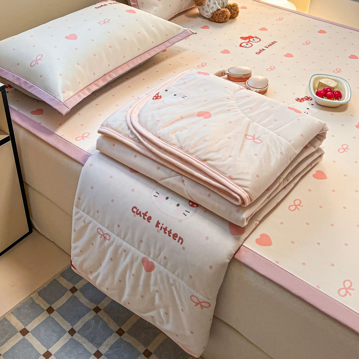 91家纺网 家纺一手货源 找家纺 女子家纺 2026新款费尔岛风冰丝凉席夏被套件系列 甜心凯蒂