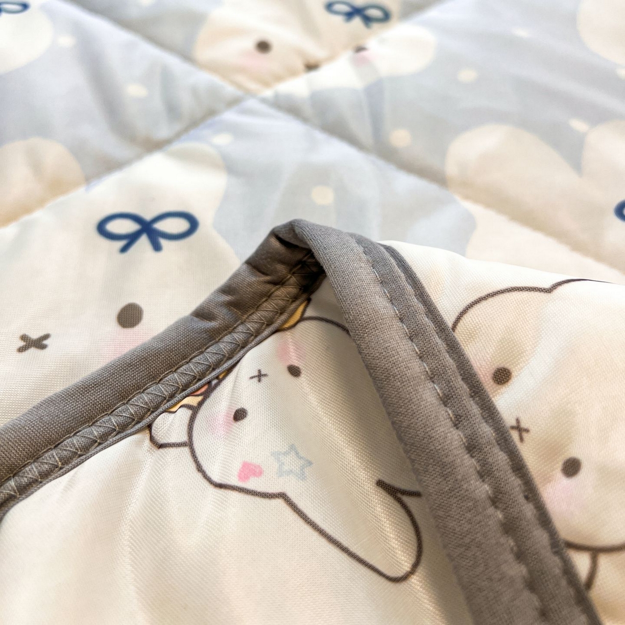 91家纺网 家纺一手货源 找家纺 女子家纺 2026新款费尔岛风冰丝凉席夏被套件系列 蓝兔奶冻