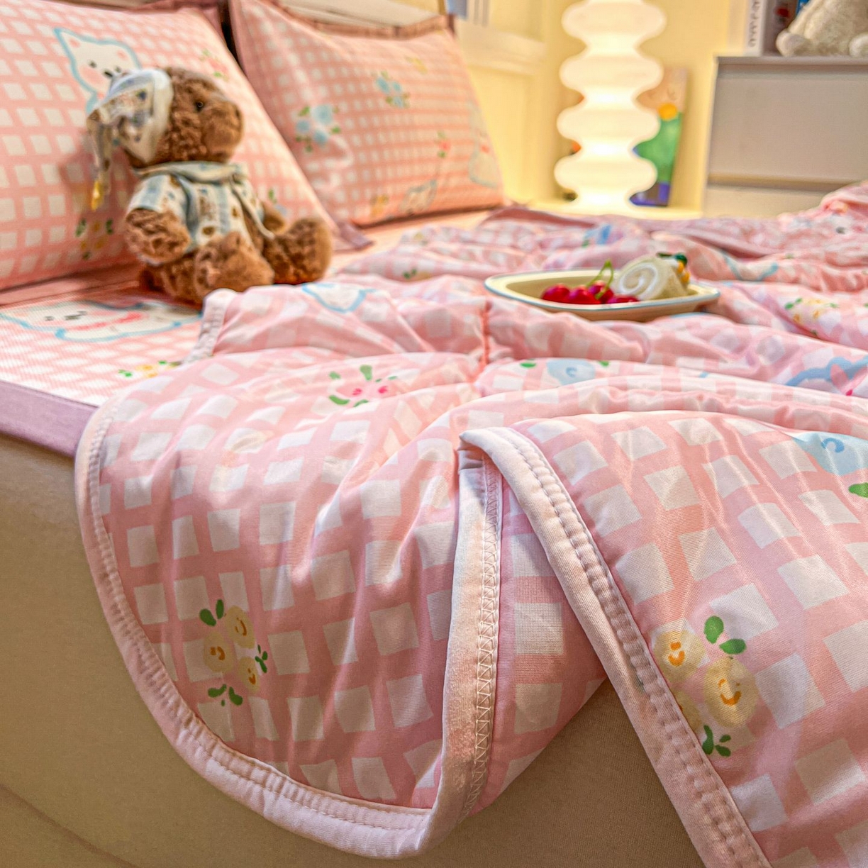 91家纺网 家纺一手货源 找家纺 女子家纺 2026新款费尔岛风冰丝凉席夏被套件系列 粉格西高