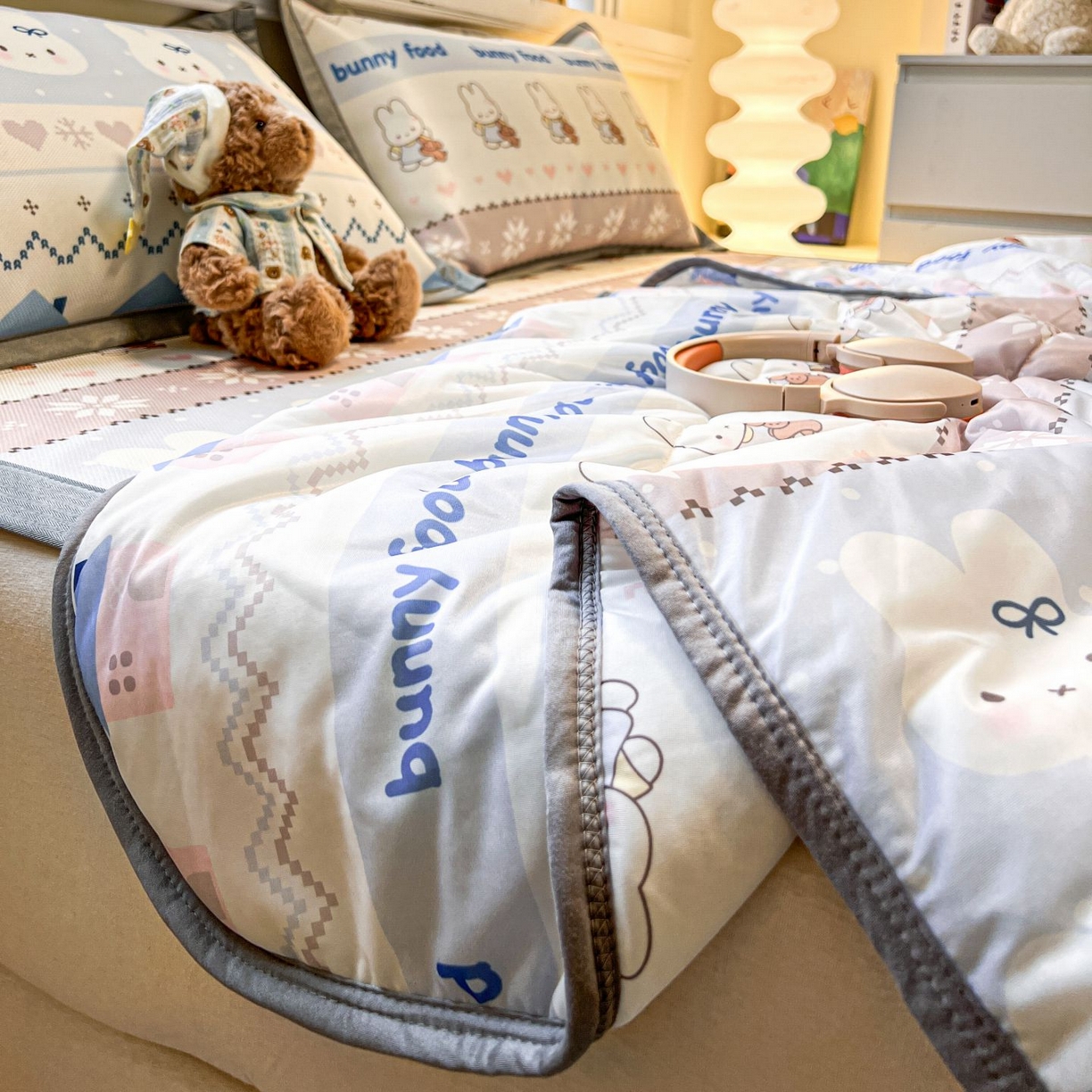 91家纺网 家纺一手货源 找家纺 女子家纺 2026新款费尔岛风冰丝凉席夏被套件系列 蓝兔奶冻