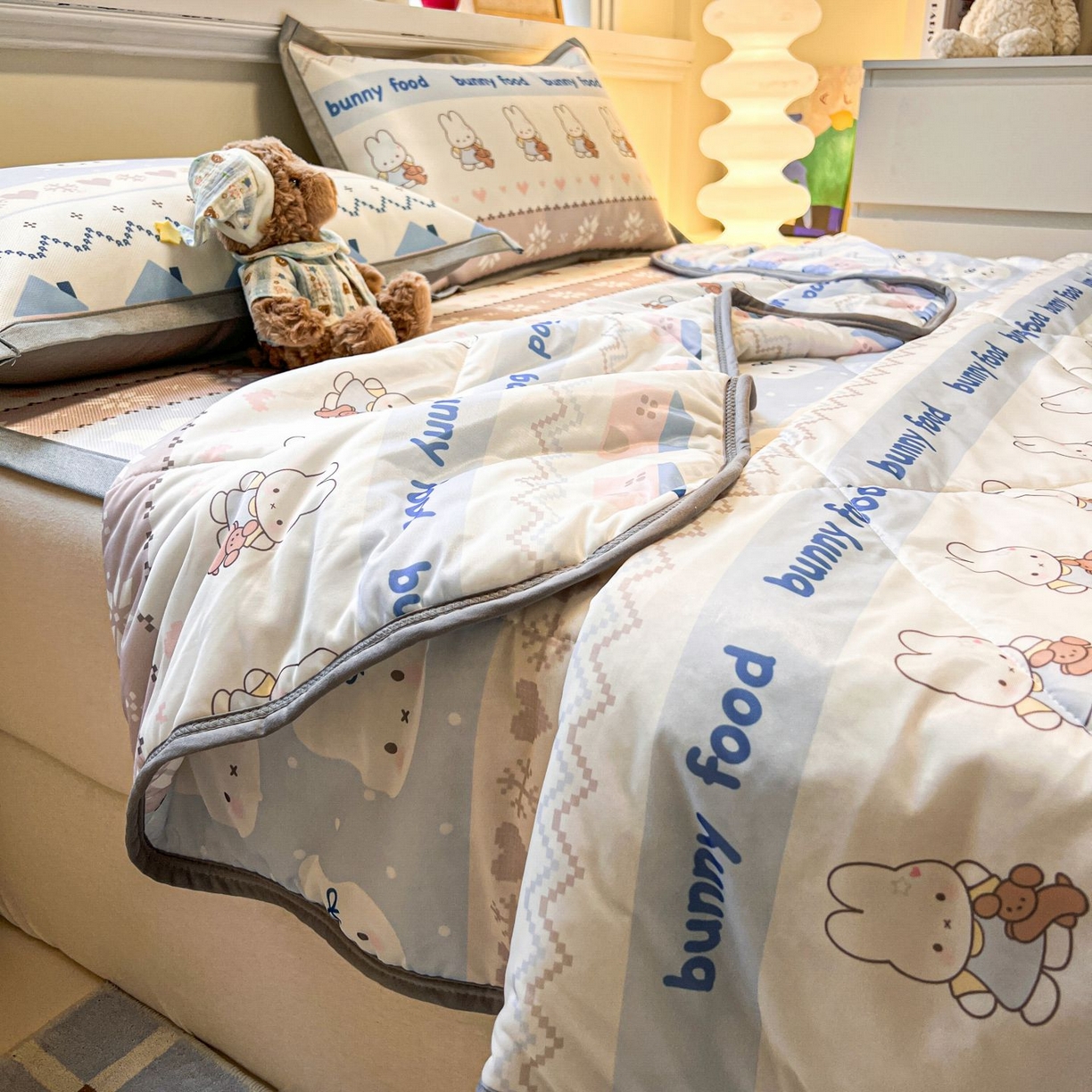 91家纺网 家纺一手货源 找家纺 女子家纺 2026新款费尔岛风冰丝凉席夏被套件系列 蓝兔奶冻