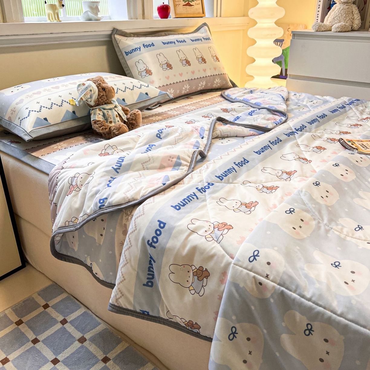 91家纺网 家纺一手货源 找家纺 女子家纺 2026新款费尔岛风冰丝凉席夏被套件系列 蓝兔奶冻