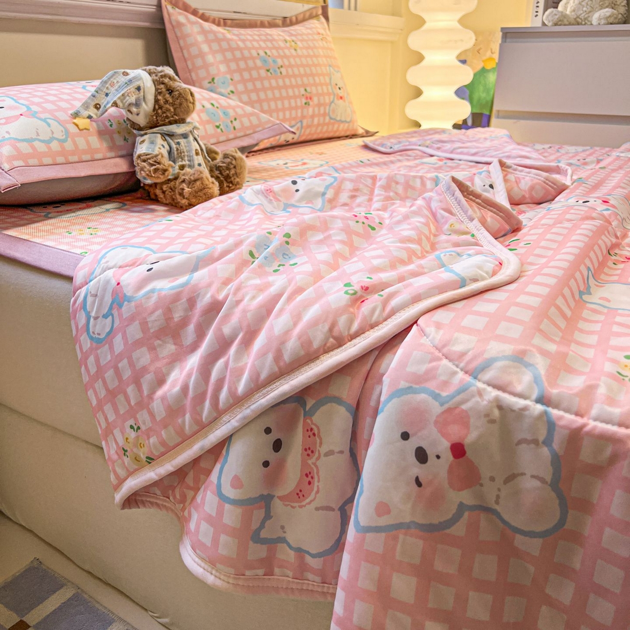 91家纺网 家纺一手货源 找家纺 女子家纺 2026新款费尔岛风冰丝凉席夏被套件系列 粉格西高