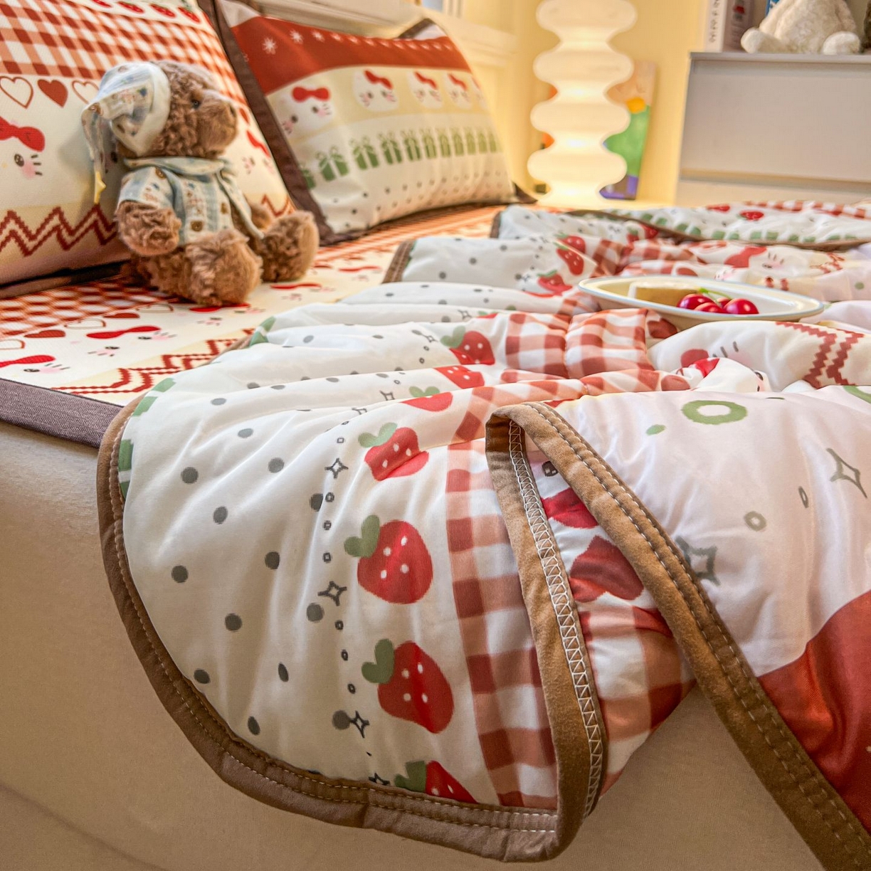 91家纺网 家纺一手货源 找家纺 女子家纺 2026新款费尔岛风冰丝凉席夏被套件系列 红调猫咪