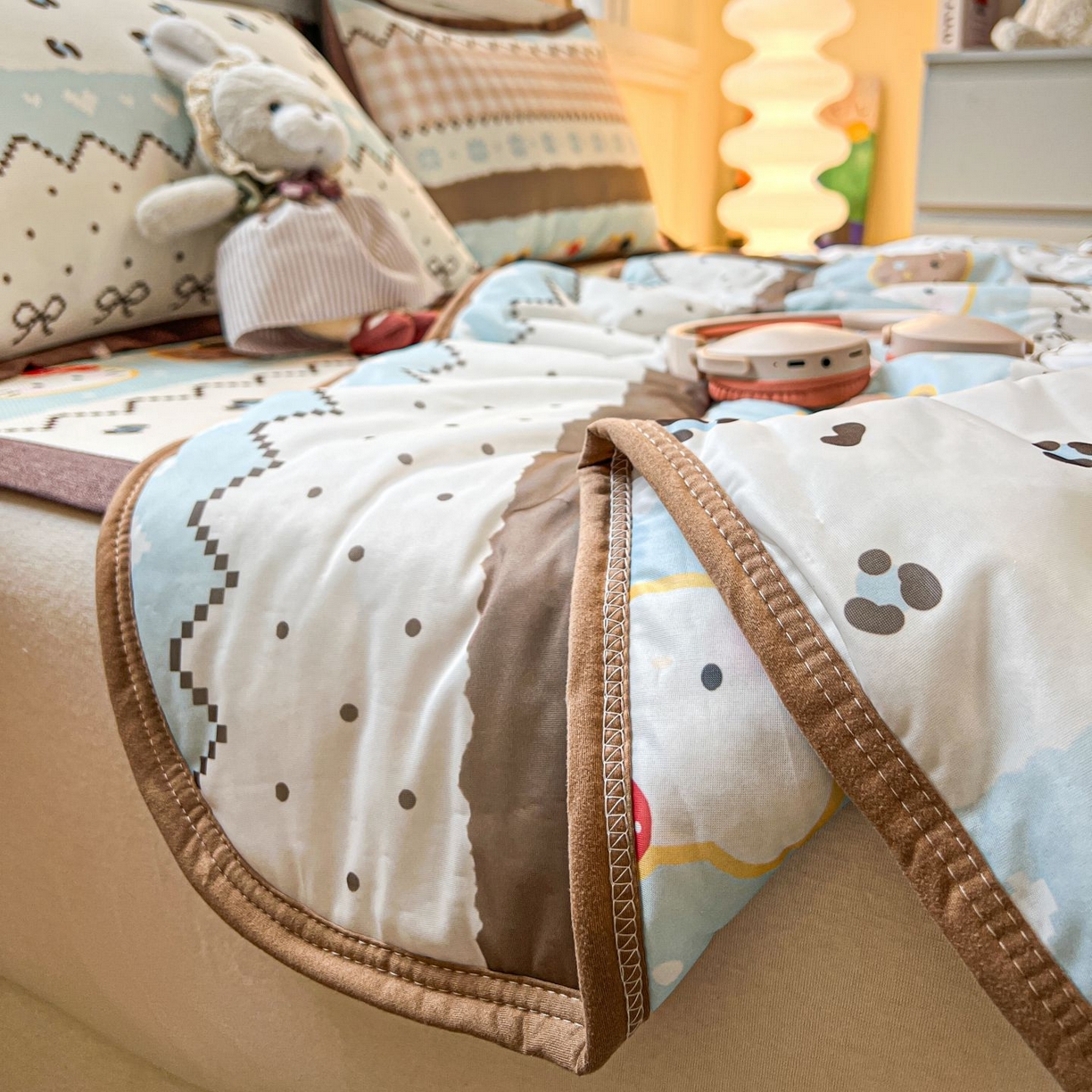 91家纺网 家纺一手货源 找家纺 女子家纺 2026新款费尔岛风冰丝凉席夏被套件系列 奶咖喵语