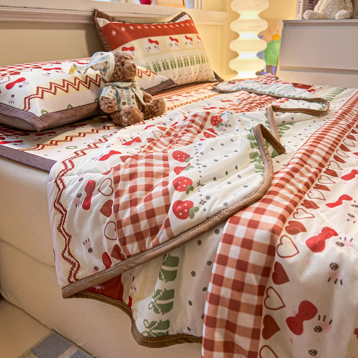 91家纺网 家纺一手货源 找家纺 女子家纺 2026新款费尔岛风冰丝凉席夏被套件系列 红调猫咪