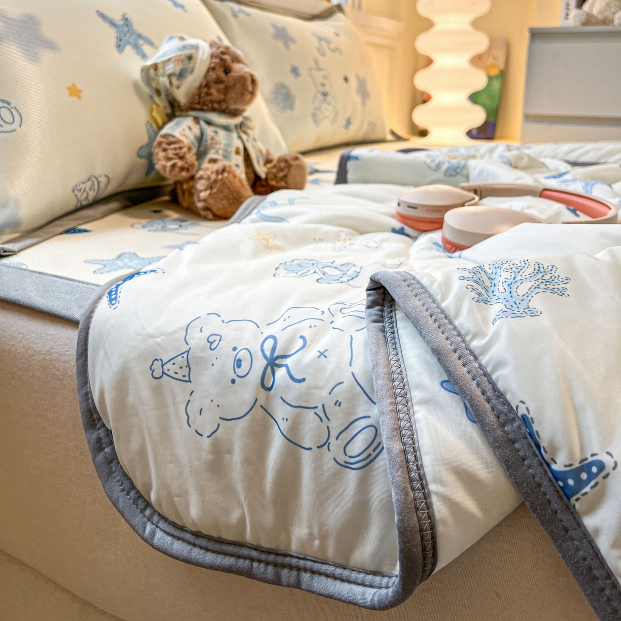 91家纺网 家纺一手货源 找家纺 女子家纺 2026新款费尔岛风冰丝凉席夏被套件系列 夏日海星