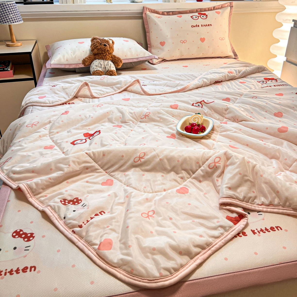 91家纺网 家纺一手货源 找家纺 女子家纺 2026新款费尔岛风冰丝凉席夏被套件系列 甜心凯蒂