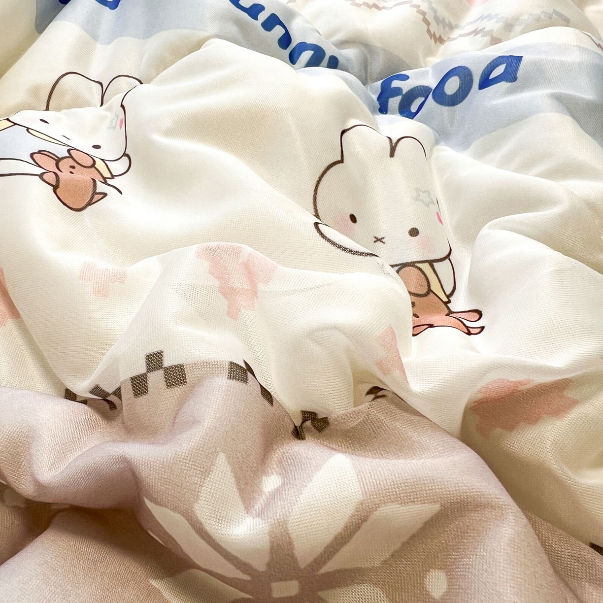 91家纺网 家纺一手货源 找家纺 女子家纺 2026新款费尔岛风冰丝凉席夏被套件系列 蓝兔奶冻