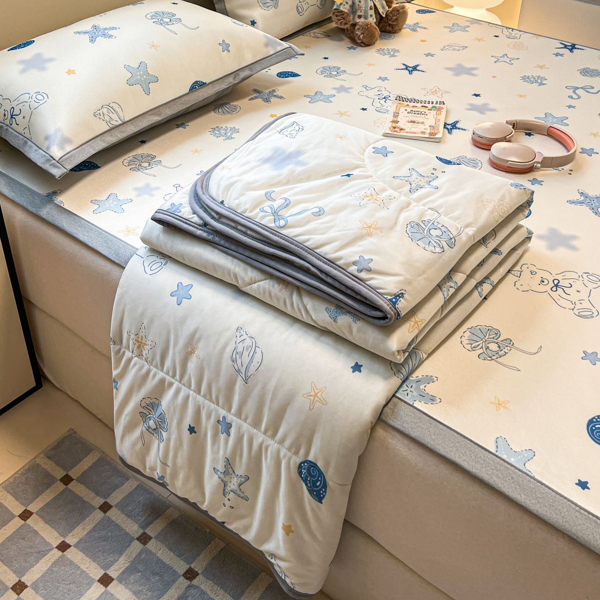 91家纺网 家纺一手货源 找家纺 女子家纺 2026新款费尔岛风冰丝凉席夏被套件系列 夏日海星