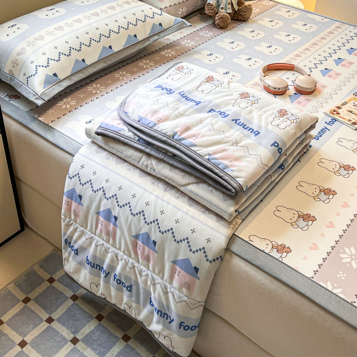 91家纺网 家纺一手货源 找家纺 女子家纺 2026新款费尔岛风冰丝凉席夏被套件系列 蓝兔奶冻