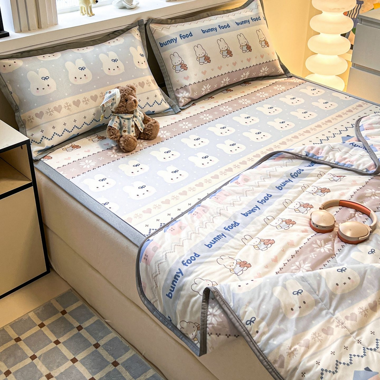 91家纺网 家纺一手货源 找家纺 女子家纺 2026新款费尔岛风冰丝凉席夏被套件系列 蓝兔奶冻