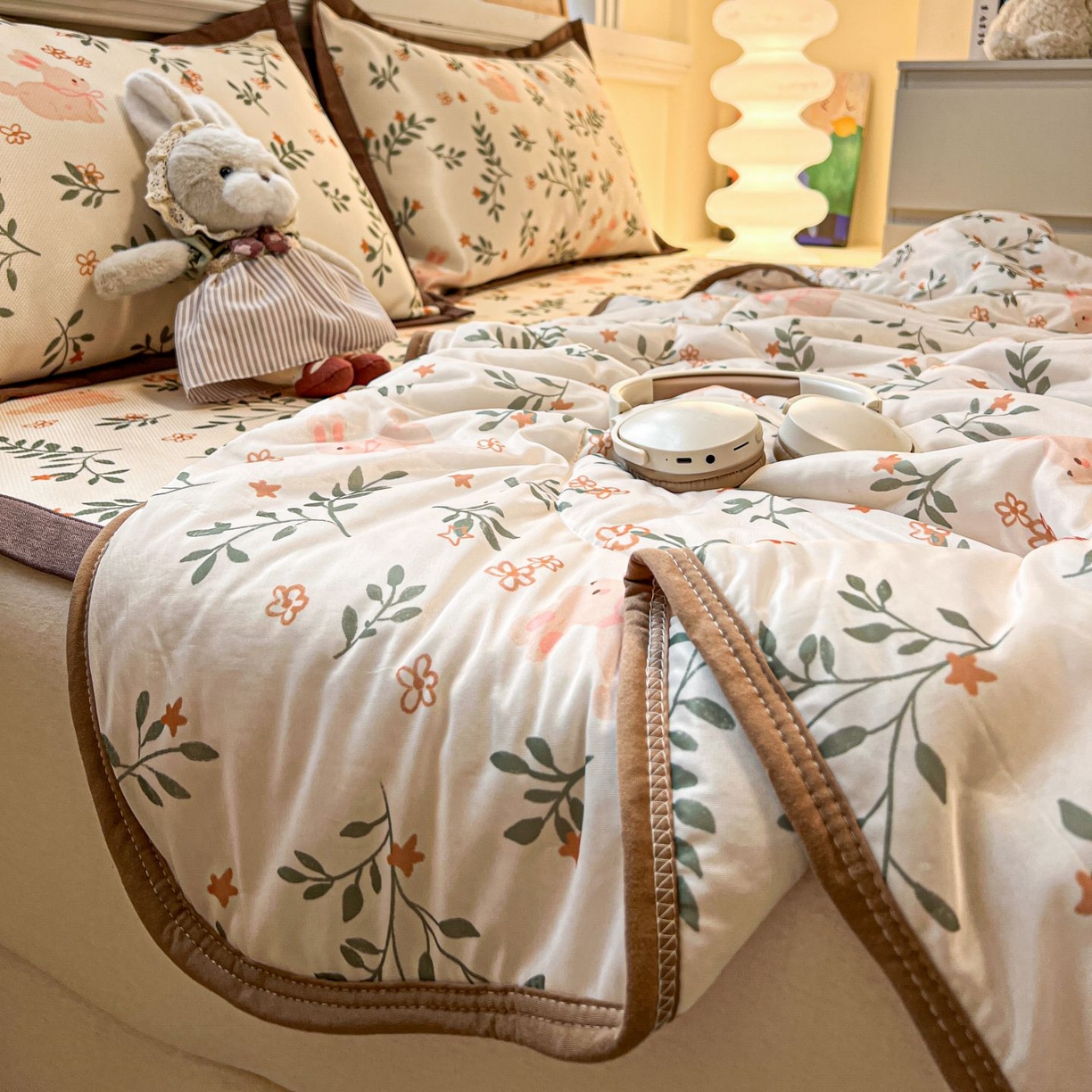 91家纺网 家纺一手货源 找家纺 女子家纺 2026新款费尔岛风冰丝凉席夏被套件系列 叶叶兔眠