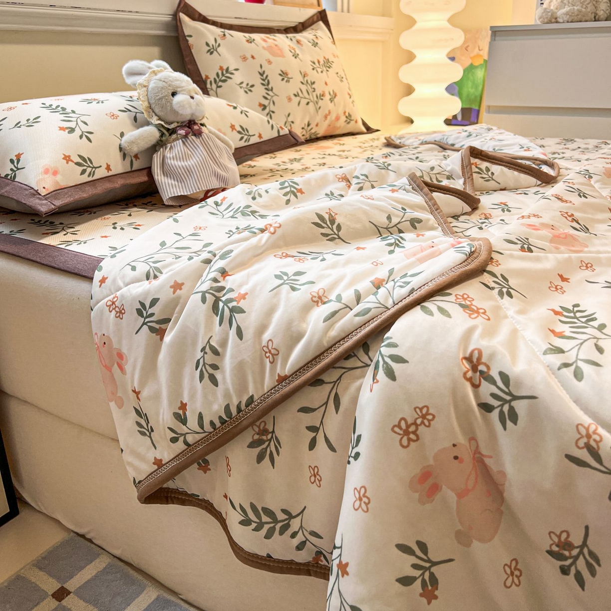 91家纺网 家纺一手货源 找家纺 女子家纺 2026新款费尔岛风冰丝凉席夏被套件系列 叶叶兔眠