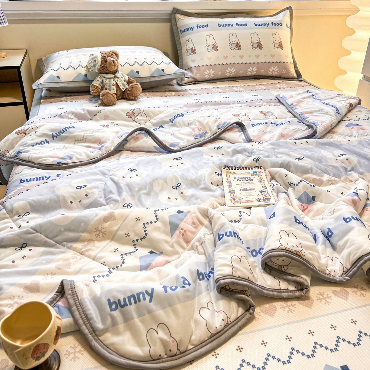 91家纺网 家纺一手货源 找家纺 女子家纺 2026新款费尔岛风冰丝凉席夏被套件系列 蓝兔奶冻