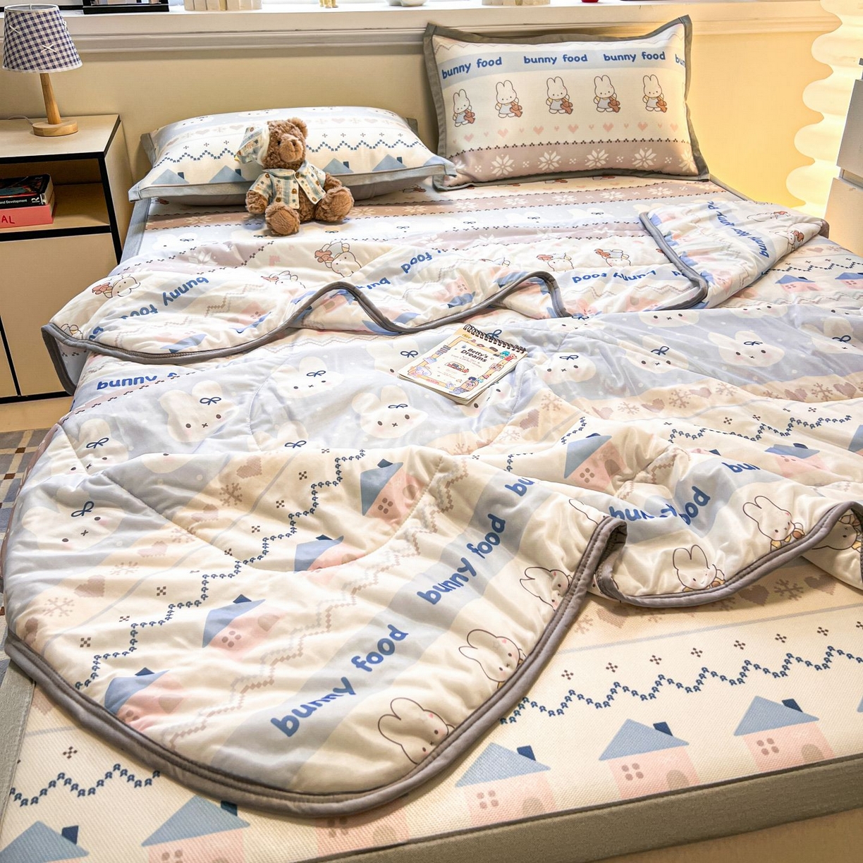 91家纺网 家纺一手货源 找家纺 女子家纺 2026新款费尔岛风冰丝凉席夏被套件系列 蓝兔奶冻