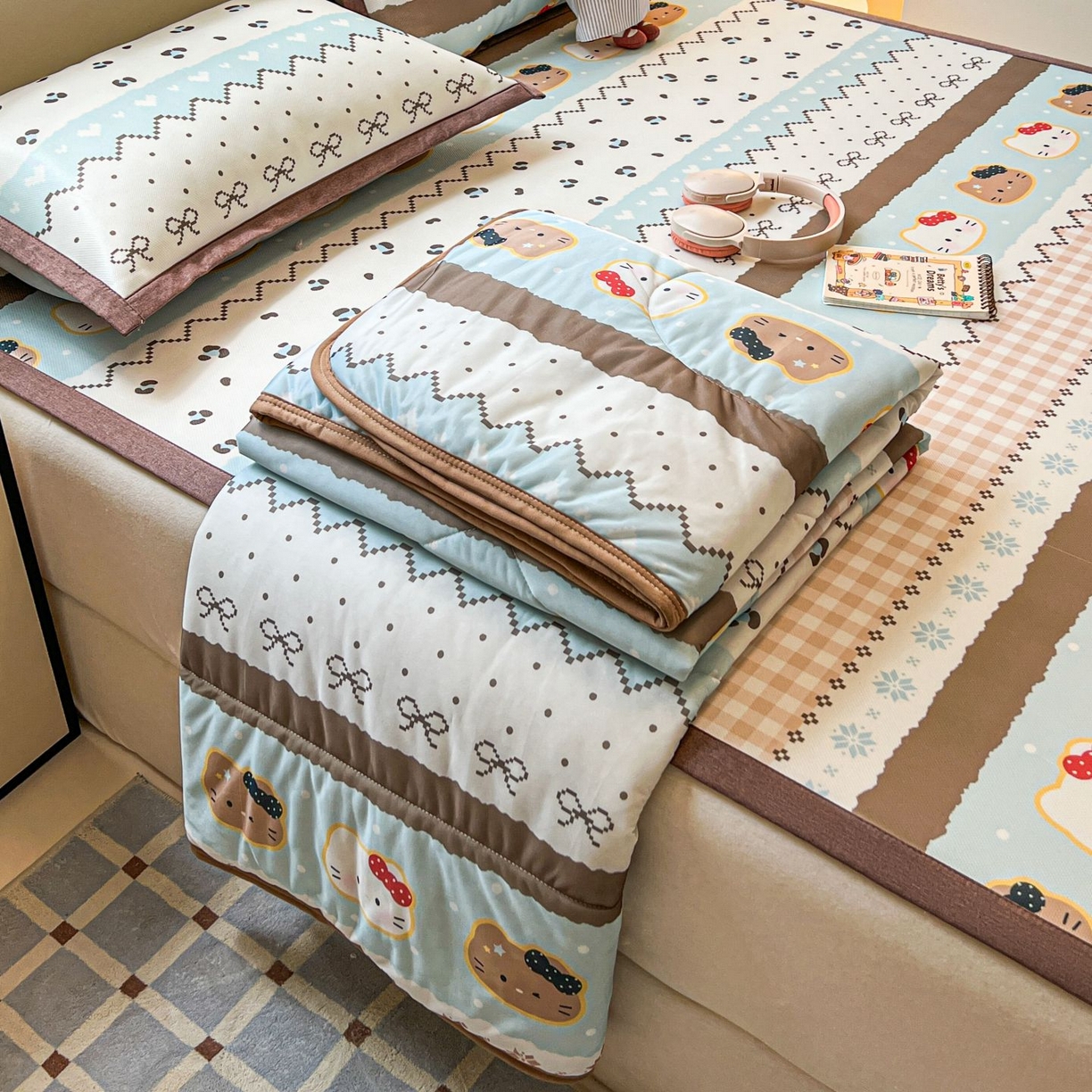 91家纺网 家纺一手货源 找家纺 女子家纺 2026新款费尔岛风冰丝凉席夏被套件系列 奶咖喵语