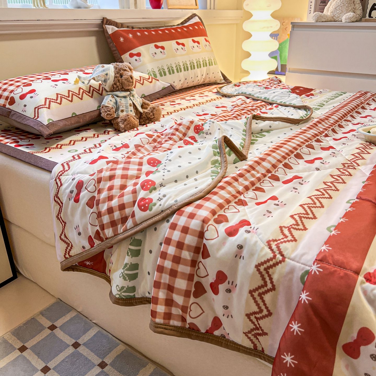 91家纺网 家纺一手货源 找家纺 女子家纺 2026新款费尔岛风冰丝凉席夏被套件系列 红调猫咪