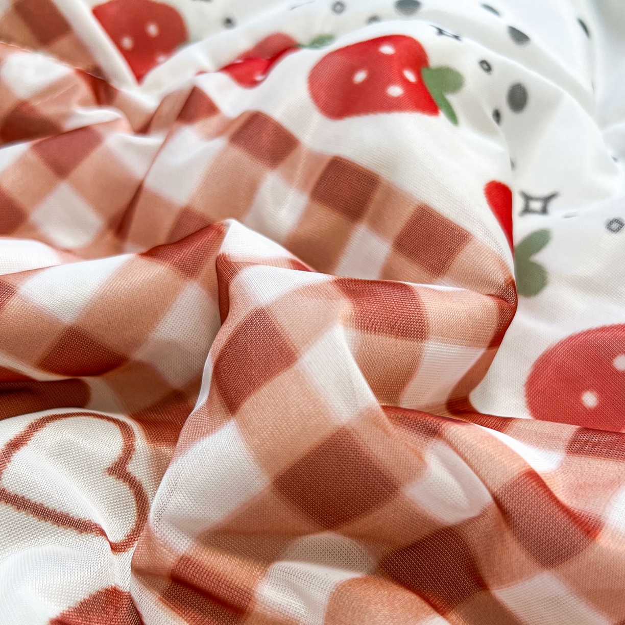 91家纺网 家纺一手货源 找家纺 女子家纺 2026新款费尔岛风冰丝凉席夏被套件系列 红调猫咪