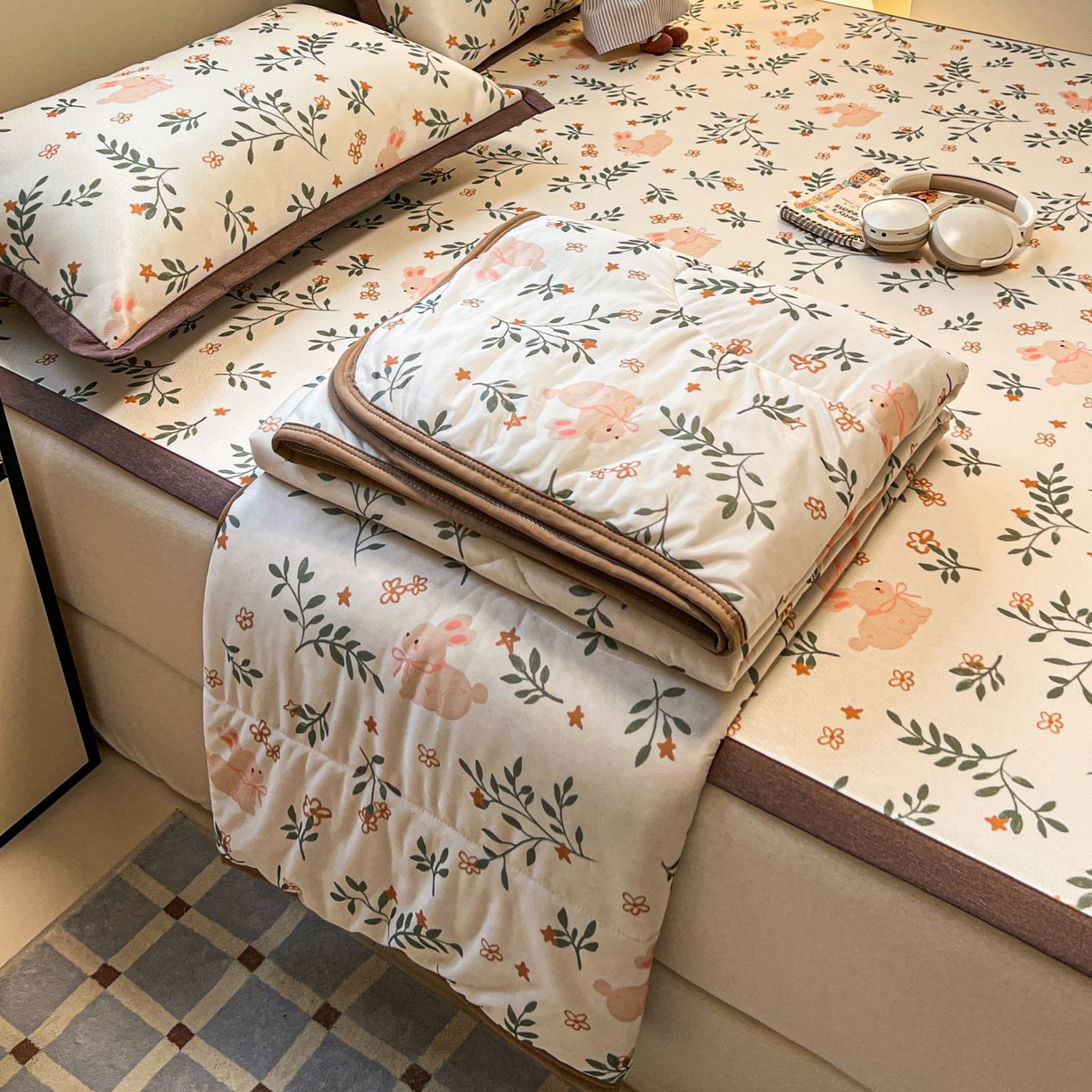 91家纺网 家纺一手货源 找家纺 女子家纺 2026新款费尔岛风冰丝凉席夏被套件系列 叶叶兔眠