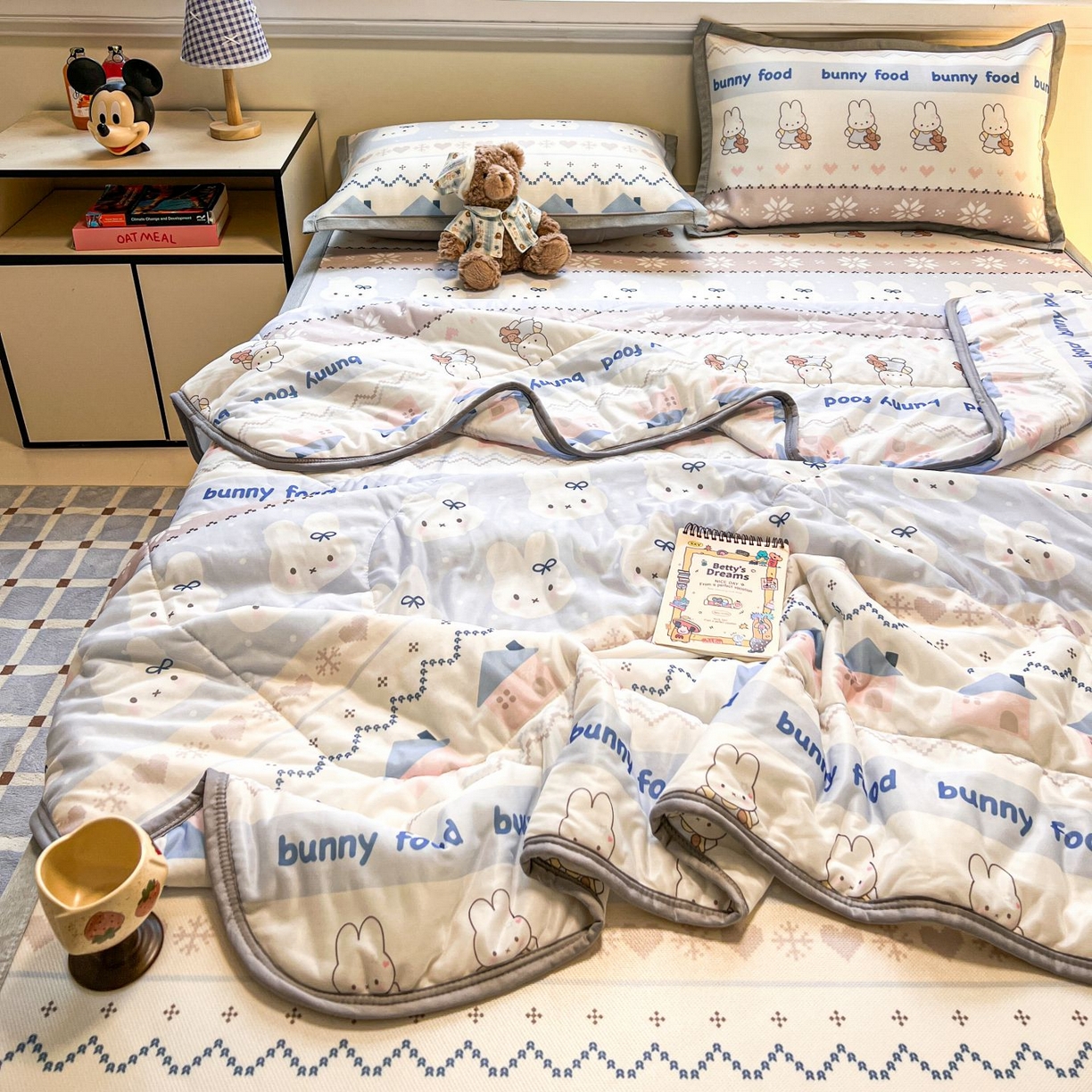 91家纺网 家纺一手货源 找家纺 女子家纺 2026新款费尔岛风冰丝凉席夏被套件系列 蓝兔奶冻