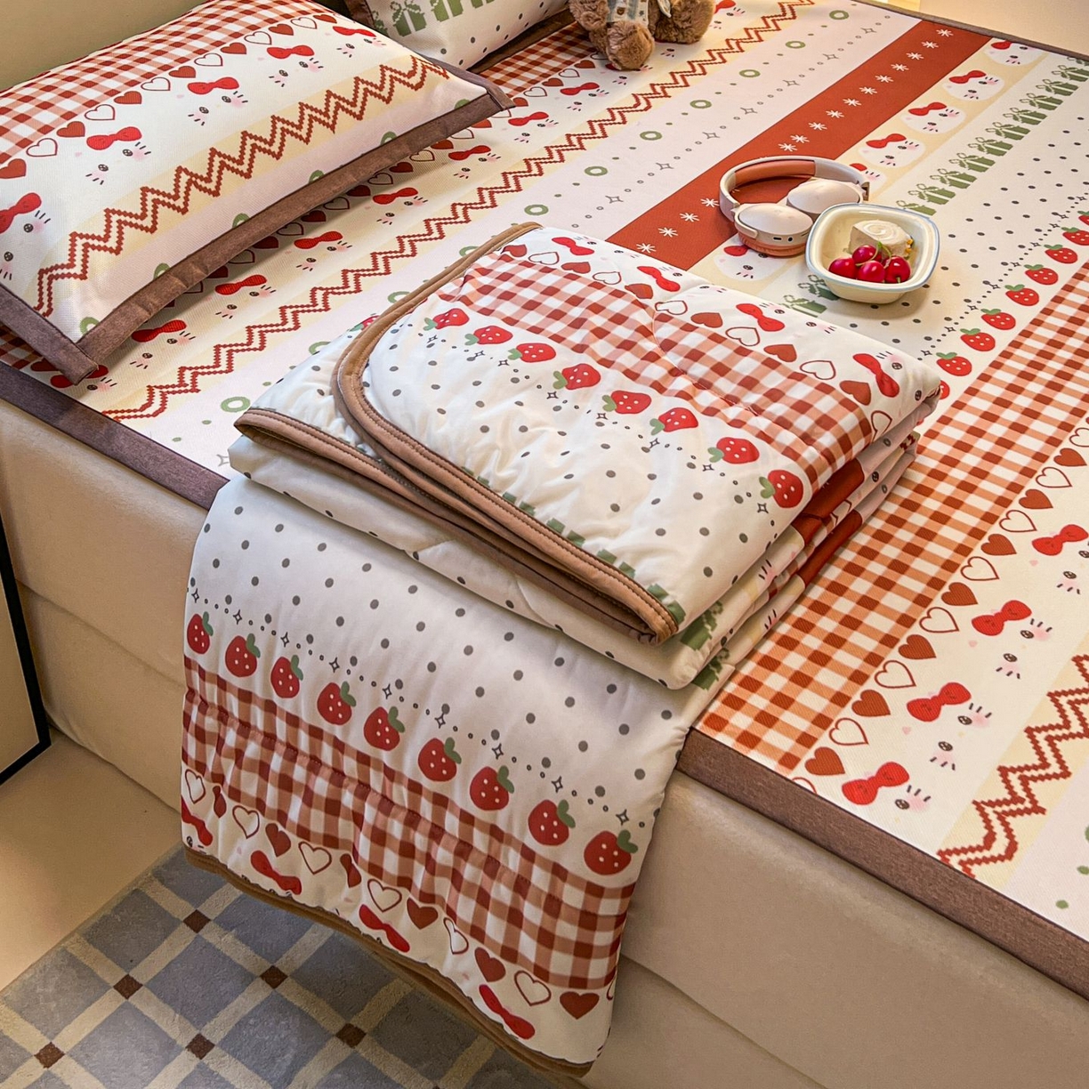 91家纺网 家纺一手货源 找家纺 女子家纺 2026新款费尔岛风冰丝凉席夏被套件系列 红调猫咪