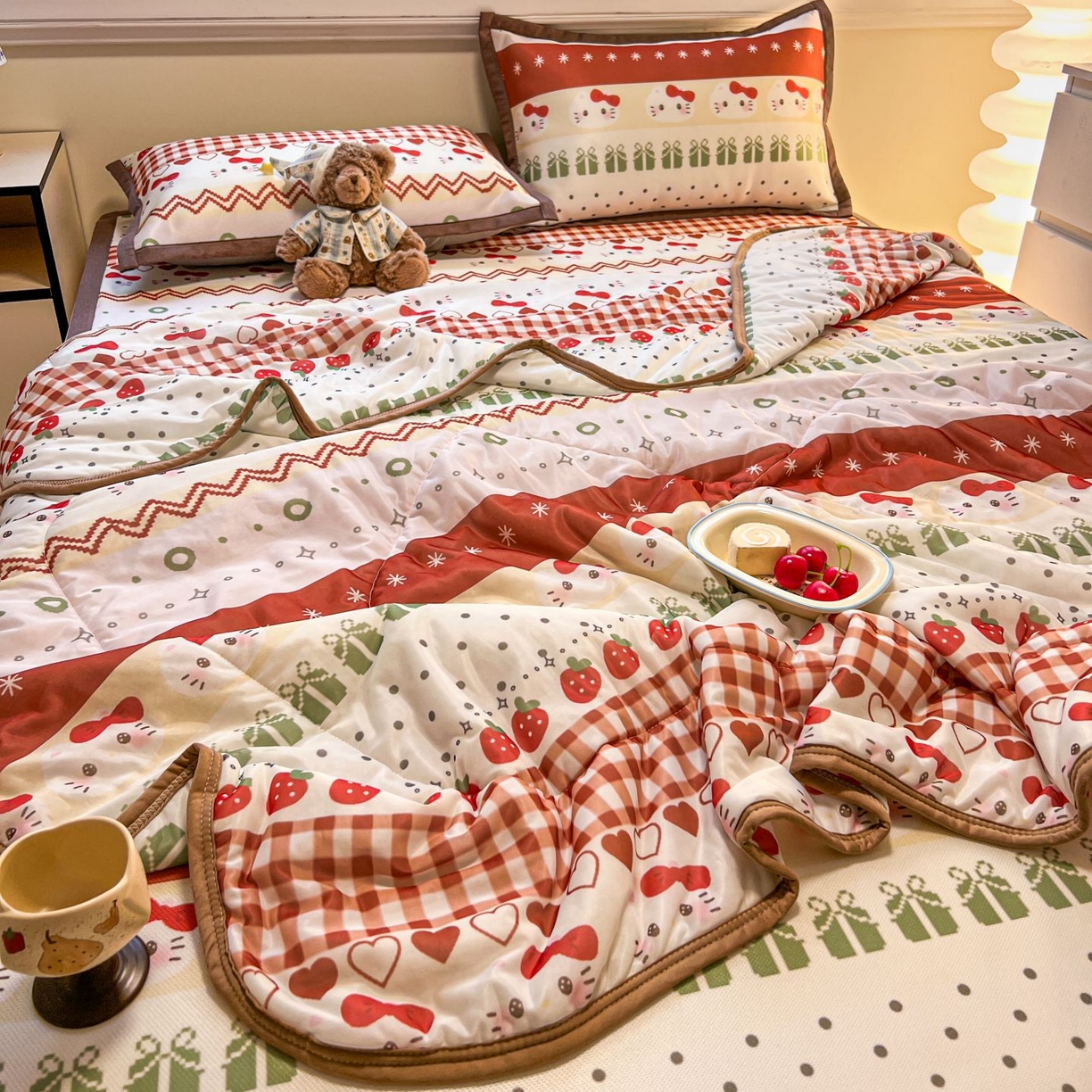 91家纺网 家纺一手货源 找家纺 女子家纺 2026新款费尔岛风冰丝凉席夏被套件系列 红调猫咪