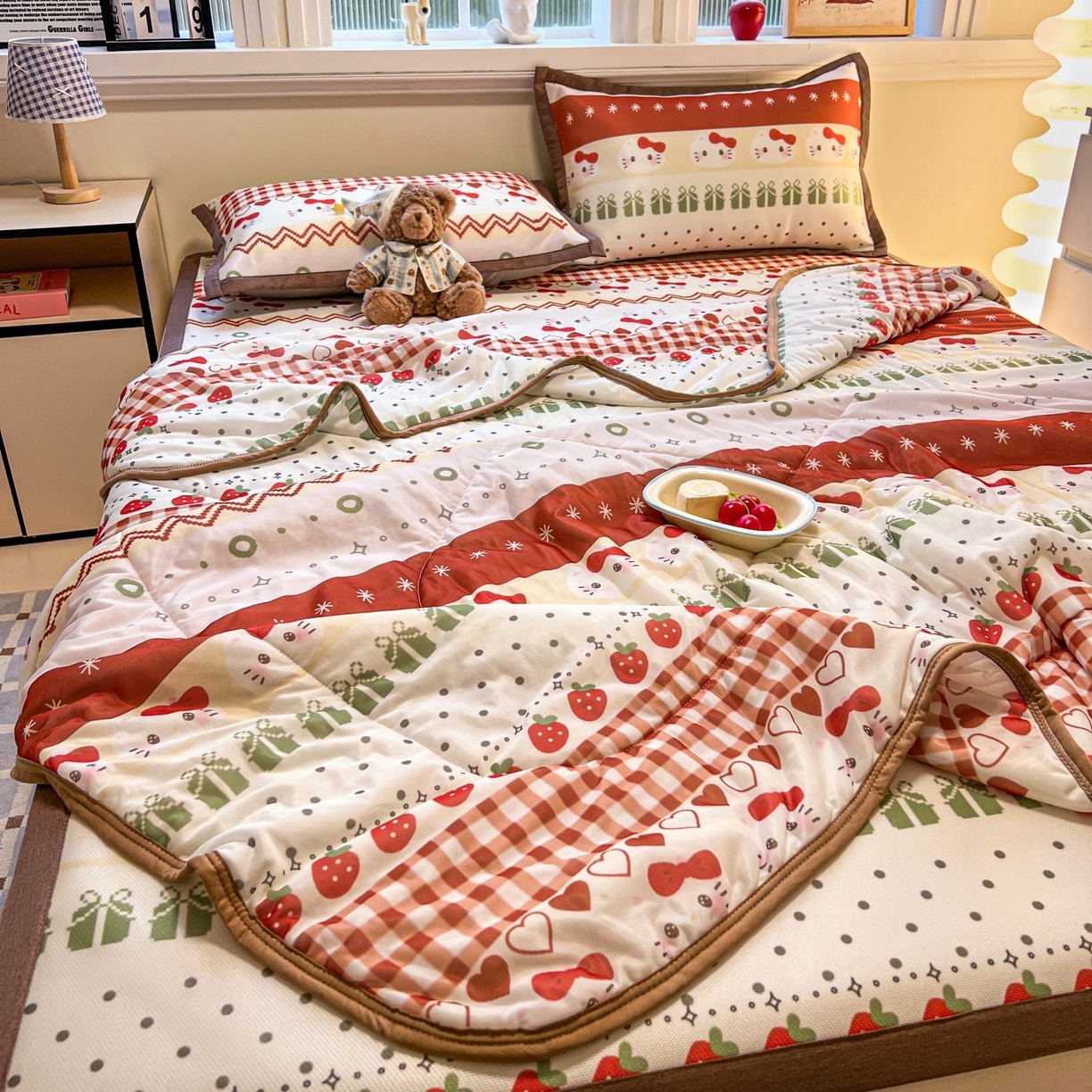 91家纺网 家纺一手货源 找家纺 女子家纺 2026新款费尔岛风冰丝凉席夏被套件系列 红调猫咪