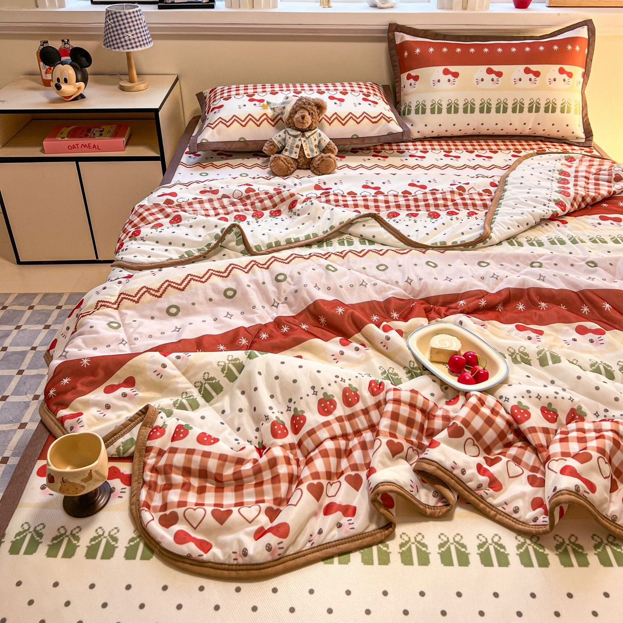 91家纺网 家纺一手货源 找家纺 女子家纺 2026新款费尔岛风冰丝凉席夏被套件系列 红调猫咪