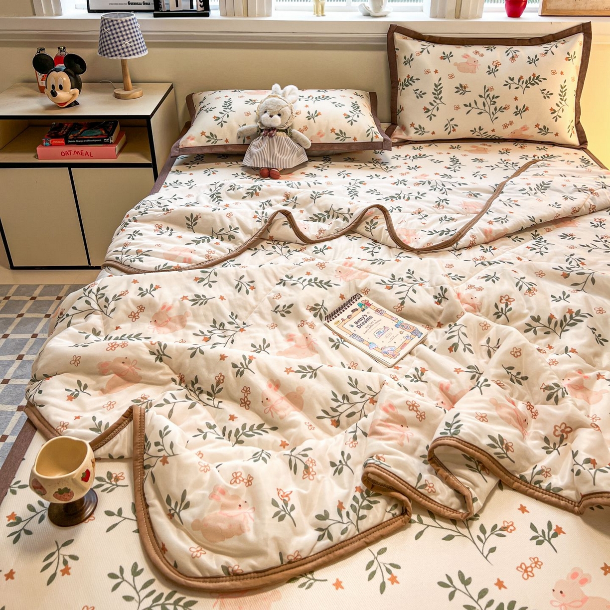 91家纺网 家纺一手货源 找家纺 女子家纺 2026新款费尔岛风冰丝凉席夏被套件系列 叶叶兔眠