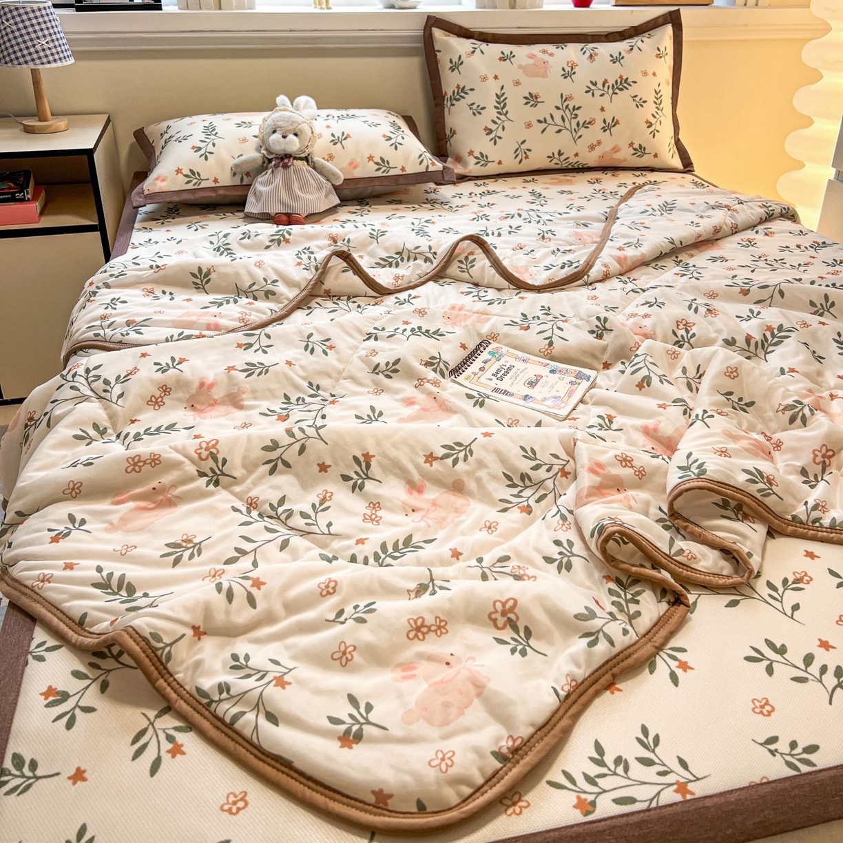 91家纺网 家纺一手货源 找家纺 女子家纺 2026新款费尔岛风冰丝凉席夏被套件系列 叶叶兔眠