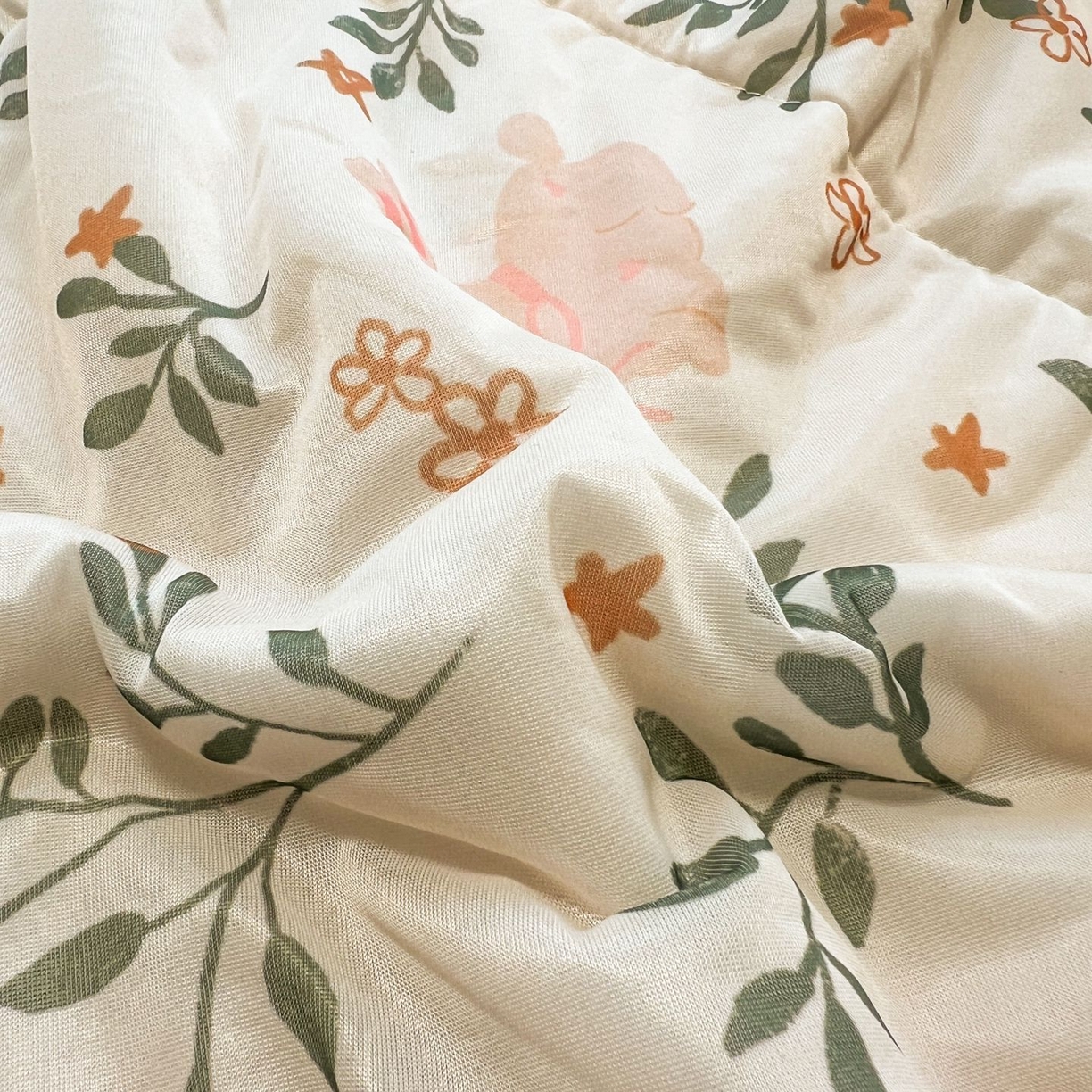 91家纺网 家纺一手货源 找家纺 女子家纺 2026新款费尔岛风冰丝凉席夏被套件系列 叶叶兔眠