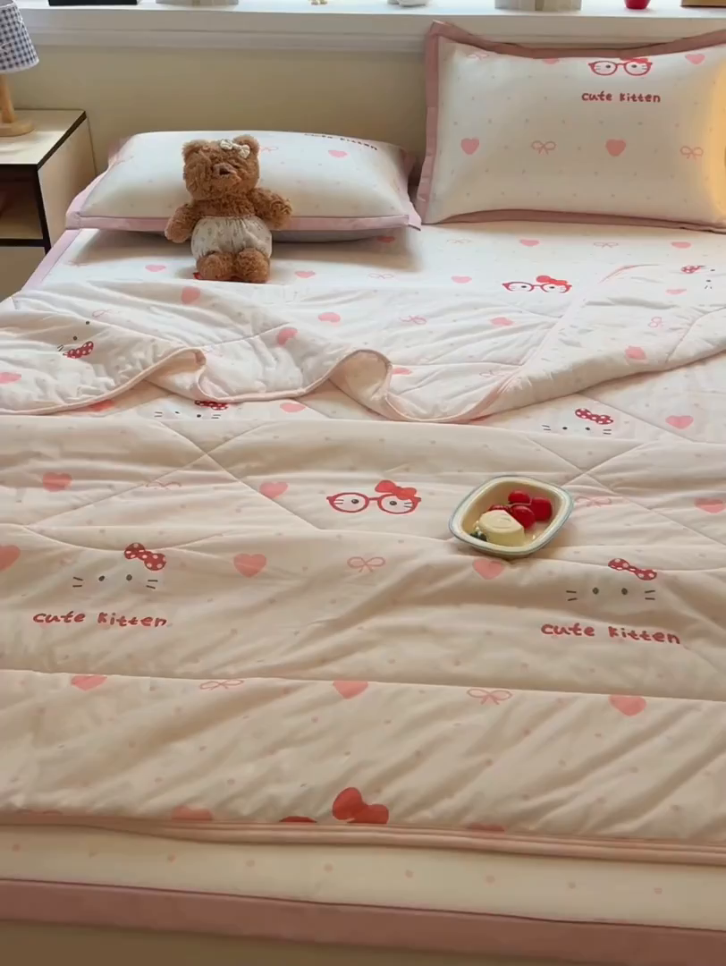 91家纺网 家纺一手货源 找家纺 女子家纺 2026新款费尔岛风冰丝凉席夏被套件系列 甜心凯蒂