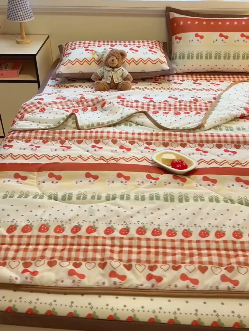 91家纺网 家纺一手货源 找家纺 女子家纺 2026新款费尔岛风冰丝凉席夏被套件系列 红调猫咪