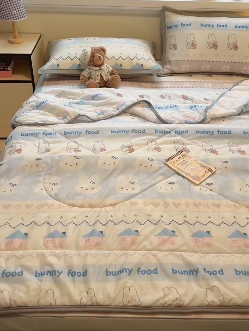 91家纺网 家纺一手货源 找家纺 女子家纺 2026新款费尔岛风冰丝凉席夏被套件系列 蓝兔奶冻