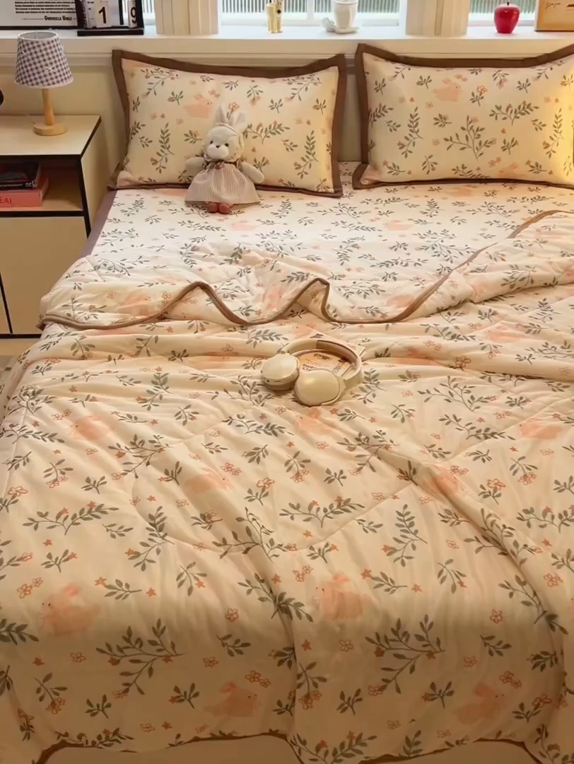 91家纺网 家纺一手货源 找家纺 女子家纺 2026新款费尔岛风冰丝凉席夏被套件系列 叶叶兔眠