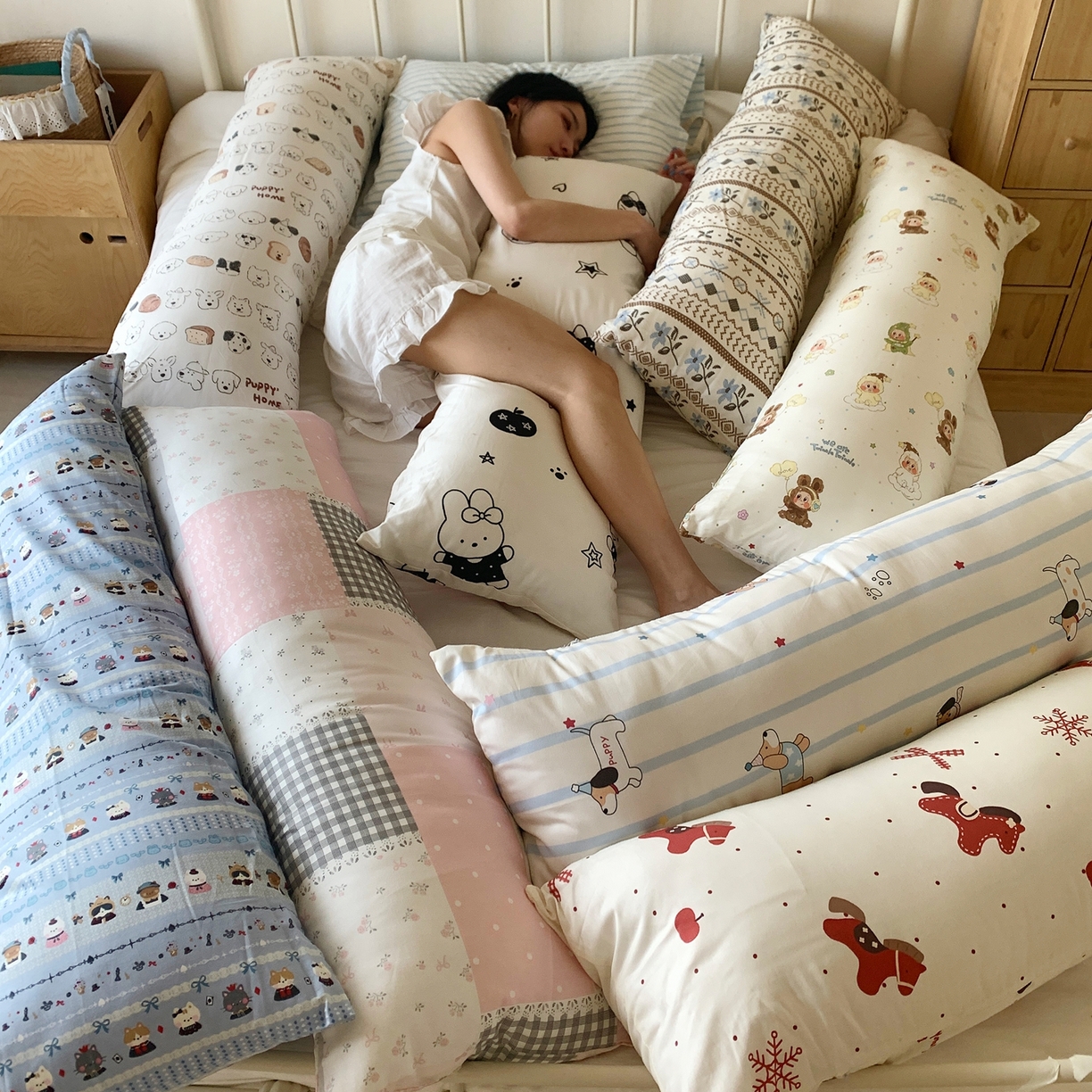 91家纺网 家纺一手货源 找家纺 桃喜 2026新款凉感多功能长抱枕 凉感抱枕-粉格苹果